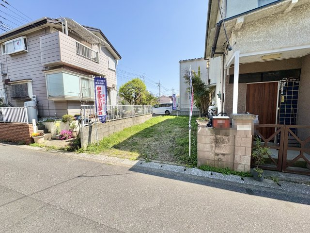 北西側約4ｍ公道に約3.9ｍ接道した敷地約14坪。両新田小学校まで徒歩約8分（約600ｍ）お子様の通学にも安心の距離です。自由設計で夢のマイホームはいかがでしょうか。当社無料の間取り作成も承ります！