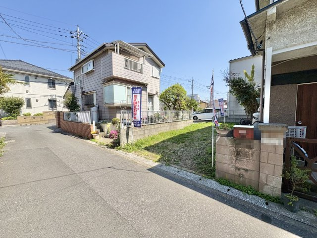 北西側約4ｍ公道に約3.9ｍ接道した敷地約14坪。両新田小学校まで徒歩約8分（約600ｍ）お子様の通学にも安心の距離です。自由設計で夢のマイホームはいかがでしょうか。当社無料の間取り作成も承ります！