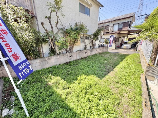 北西側約4ｍ公道に約3.9ｍ接道した敷地約14坪。両新田小学校まで徒歩約8分（約600ｍ）お子様の通学にも安心の距離です。自由設計で夢のマイホームはいかがでしょうか。当社無料の間取り作成も承ります！
