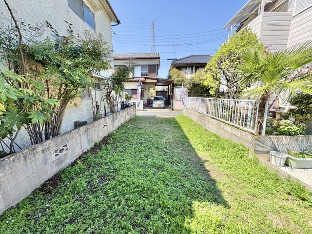北西側約4ｍ公道に約3.9ｍ接道した敷地約14坪。両新田小学校まで徒歩約8分（約600ｍ）お子様の通学にも安心の距離です。自由設計で夢のマイホームはいかがでしょうか。当社無料の間取り作成も承ります！