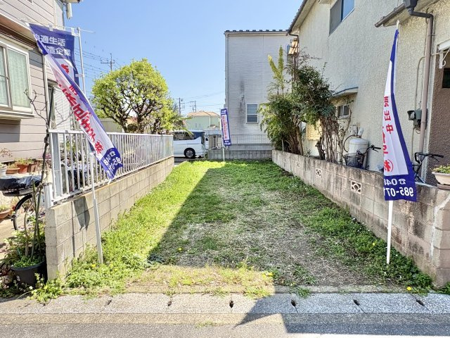 北西側約4ｍ公道に約3.9ｍ接道した敷地約14坪。両新田小学校まで徒歩約8分（約600ｍ）お子様の通学にも安心の距離です。自由設計で夢のマイホームはいかがでしょうか。当社無料の間取り作成も承ります！
