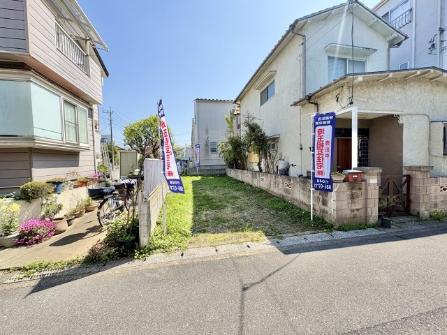 北西側約4ｍ公道に約3.9ｍ接道した敷地約14坪。両新田小学校まで徒歩約8分（約600ｍ）お子様の通学にも安心の距離です。自由設計で夢のマイホームはいかがでしょうか。当社無料の間取り作成も承ります！