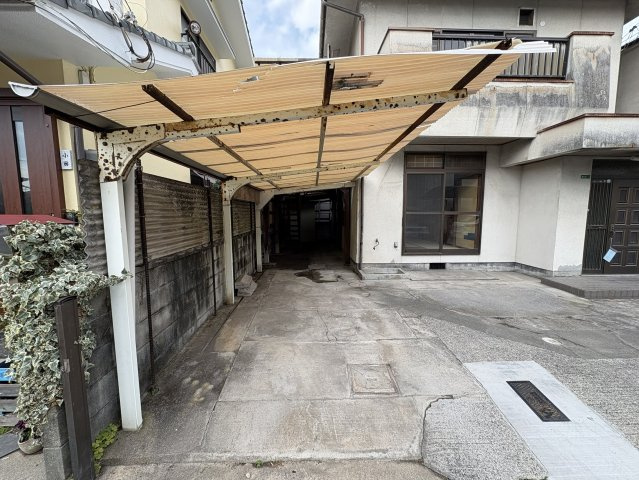 敷地内には屋根付きの駐車スペースが設けられており、大切なお車を雨や直射日光から守ることができます。カーポートがあることで、雨の日の乗り降りや荷物の出し入れもスムーズとなっております。