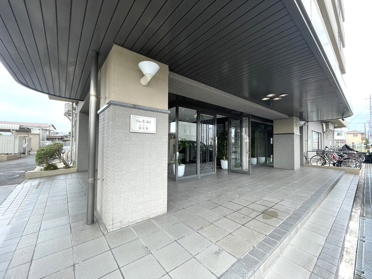 玄関。大きな庇があり、雨の日など、濡れずに傘を準備できるのが嬉しいです。　