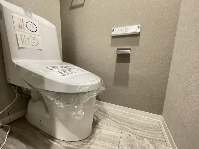 温水洗浄便座付きの清潔感あるトイレは、落ち着いた空間に。　