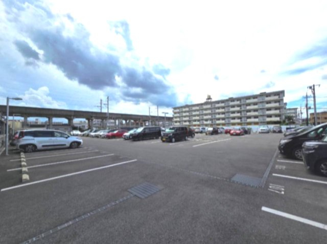 平置駐車場100％設置！機械式やタワー式と違い待ち時間なし！