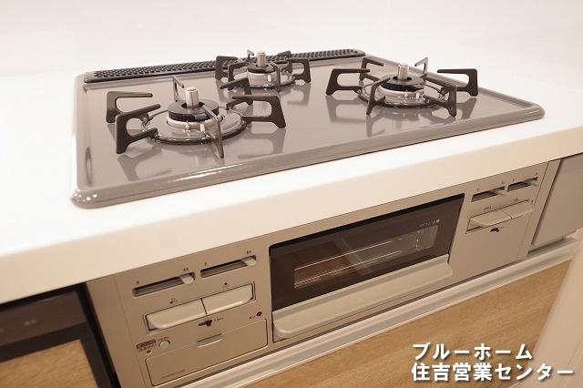 お料理が楽しくなる3口コンロ・グリル付き！