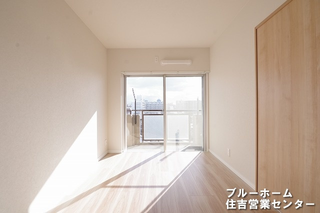 約5.5帖の洋室です！お部屋には収納や窓があります！