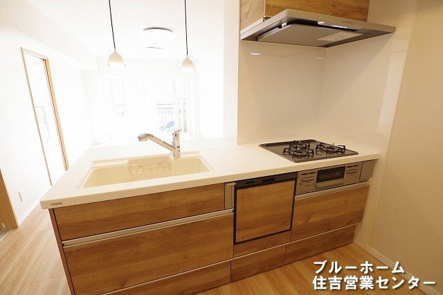 3口コンロ・食洗機等、設備充実のシステムキッチンです！
