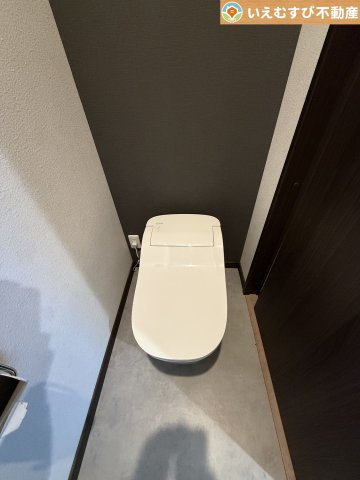 シンプルで清潔感のあるトイレ　暖房便座付きなので寒い冬でも快適に使用できます！