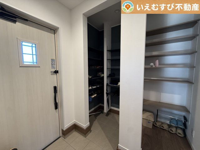 大容量の土間収納付き　棚も付いた土間収納付きなのでベビーカーやお子様の遊び道具なども置いておけます♪