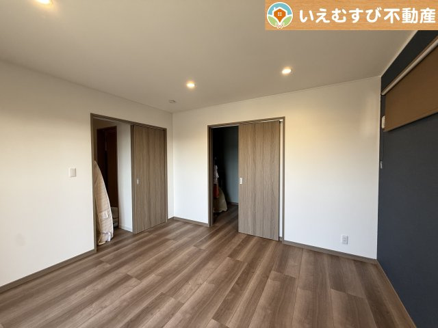 ぬくもりのある色合いでシンプルな洋室　日当り良好で明るい洋室！大容量のウォークインクローゼット付き♪