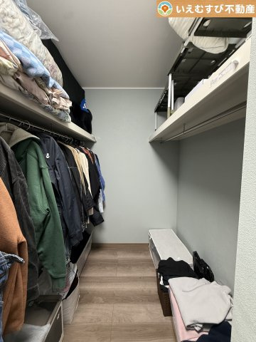 たっぷりの収納力を備えたウォークインクローゼット　たくさん収納できるので季節物やかさばるバッグなども片付きます♪