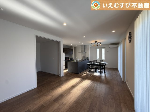 開放感と家族との距離感にこだわったＬＤＫ　採光たっぷりのリビングで休日には家族みんなでくつろげそうですね♪