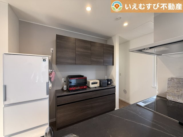 嬉しい食器棚付きのキッチン！　建付けの食器棚付きで、デザインの統一されたキッチン！使い勝手も良好です♪