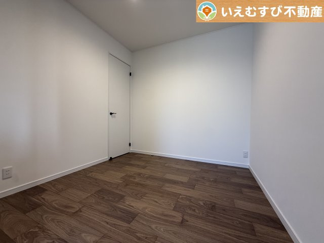 4.5帖の1階洋室は小さなお子様のお世話に大活躍　全居室洋室プランで統一感のある空間！LDK横も洋室なので開放して広々空間にしても◎