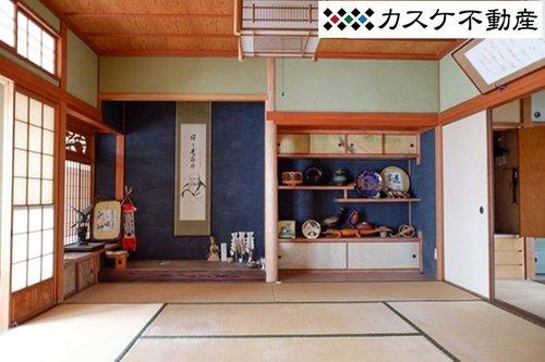 床の間・違い棚がある雰囲気のある和室。