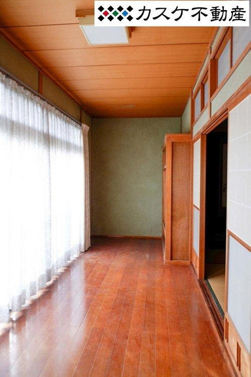 日当たりの良い広縁。日本庭園風のお庭も臨めます。