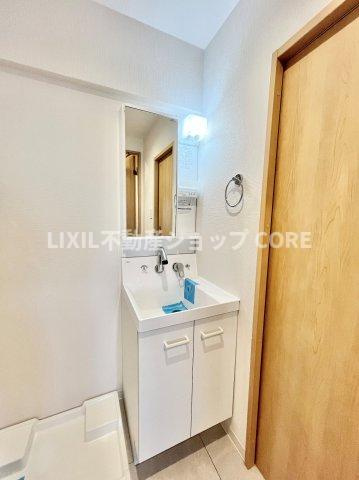 落ち着いた空間を演出するカラーと、ゆったり落ち着いてお使い頂ける広さが魅力のパウダールーム。　