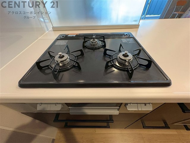 多数の調理器具を同時に使用でき、料理の効率化が可能。省エネで節約になり、様々な料理スタイルに適応できます。また、火力調整が独立しており、手入れや掃除もしやすく、今よりもっとお料理が楽しくなるかも。