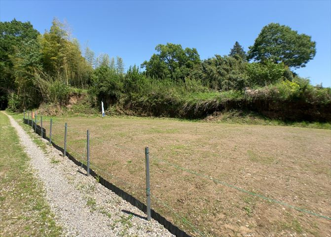 土地購入を検討されている場合、境界杭がない状態で購入してしまうと境界確定測量をする必要があり、費用がかかります。購入の前に、売主、隣土地所有者立ち合いのもと境界を確定し境界杭を設置するのがベストです。