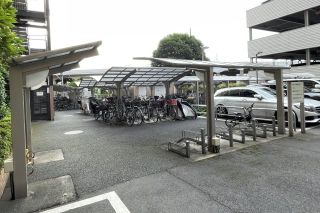 屋根付きで雨の日でも安心な駐輪場