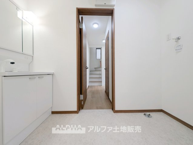 【Wash　Basin】　◆独立洗面台◆新たに交換される洗面化粧台。身支度から手洗いまで使いやすく、毎日の生活を支える水回り設備です。