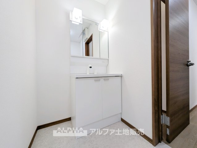 【Powder　Room】　◆洗面化粧台◆朝の身支度や帰宅後の手洗いなど、毎日活躍する洗面スペース。新しい設備で気持ちよくお使いいただけます。
