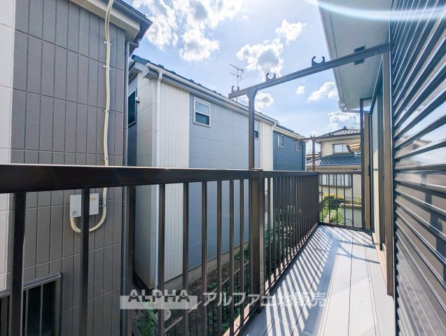 【Balcony】　◆バルコニー◆2階に設けられたバルコニー。洗濯物を干すスペースとして、日々の家事を支えてくれる屋外空間です。