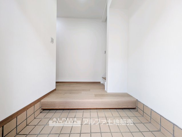【Entrance】　◆玄関◆住まいの第一印象をつくる玄関スペース。外出時も帰宅時もスムーズに動ける、毎日の生活に欠かせない空間です。
