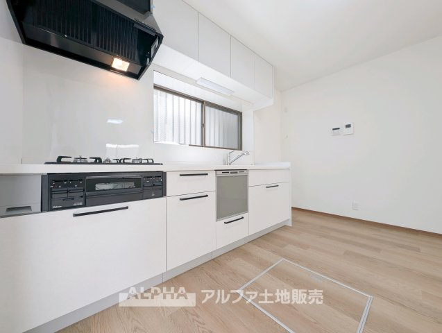 【System　Kitchen】　◆システムキッチン◆新たに交換されるシステムキッチン。調理スペースと収納を備え、毎日の料理や後片付けをスムーズに行えます。