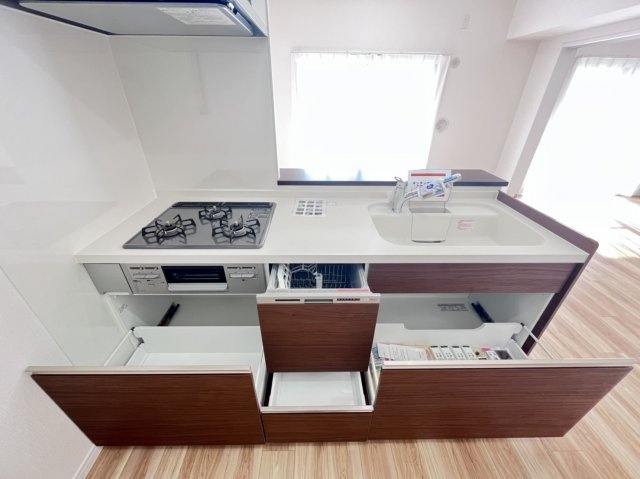 収納豊富なキッチン　かさばるお鍋やお皿など収納できるのでいつでも作業スペースを広々ととることができます