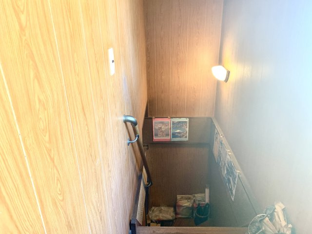 階段上に窓がある為明るいです