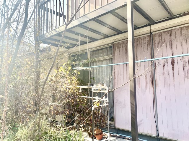 頑丈な雨戸が付いており、暴風雨の際にも安心です
