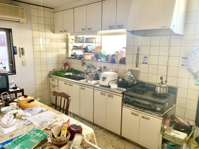 シンプルで使いやすいキッチンです。ダイニングスペースもしっかりあります。