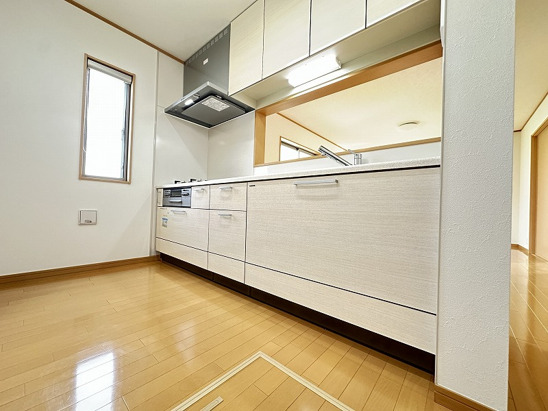自然光が差し込む、明るい窓付きキッチン。