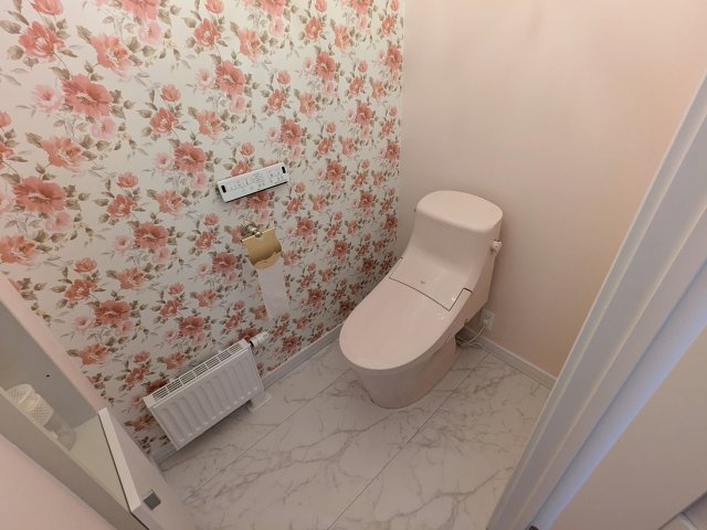 花柄のクロス×ピンクのトイレ　通常のトイレより広々です♪