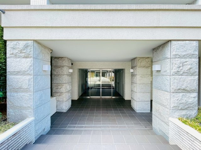 重厚感のあるエントランス