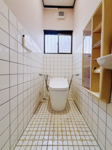 ■トイレ｜壁には小物を置けるスペースがあるのでトイレットペーパーのストックを置いておくのにも便利です♪写真などを飾ってもおしゃれですね♪