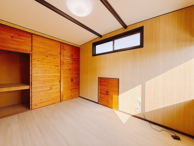 ■洋室｜ナチュラルカラーの床です。模様替えなどとても楽しく工夫できます♪陽当たり、風通しもとても良いので毎日快適な生活スタートです！子供部屋にも良いですね♪