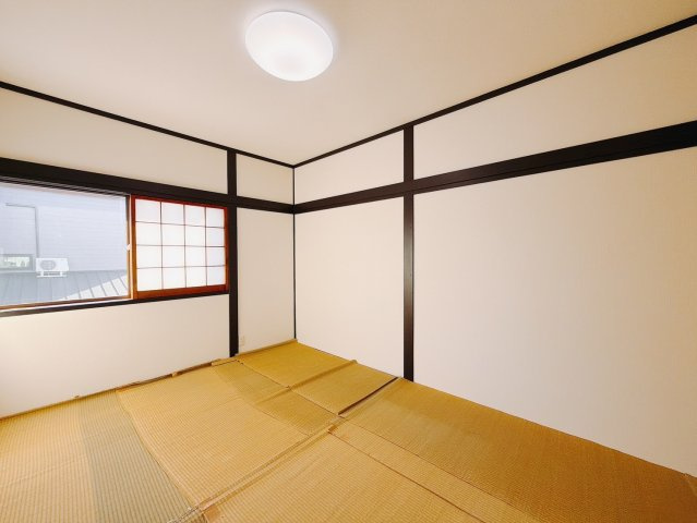 ■和室｜扉付きの和室なのでプライベートな空間にもなります。ご両親がお泊りになっても、ぬくもりを感じられる和室でゆっくりとお寛ぎいただけます♪