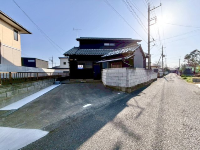 ■外観｜広々とした駐車スペースで楽々駐車可能！お買い物後もスムーズにお荷物を運べます♪