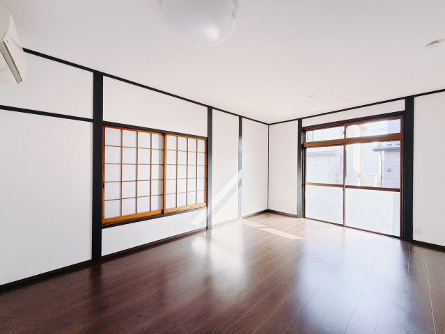 ■洋室｜窓から射し込む陽射しが縦横に広がり、あたたかな空間を形作ります♪木目のきれいなフローリングとシンプルな壁紙は、一日中家に居ても飽きることなく過ごすことができる素敵な空間です♪