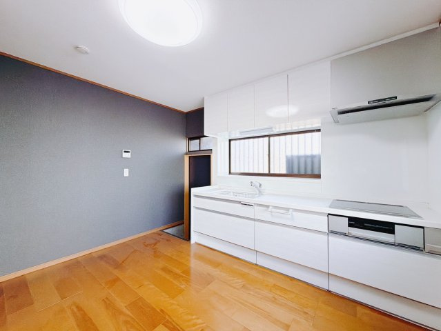 ■キッチン｜独立したキッチンは中を見られにくく、お料理時の油の臭いや煙などが隣接するお部屋に充満しにくい造りとなっています♪