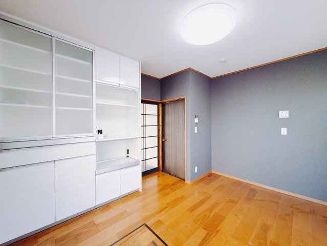 ■キッチン｜何かと散らかりがちなキッチン…備え付けのカップボードは嬉しいですね♪いつでもスッキリとお片付け上手に！！