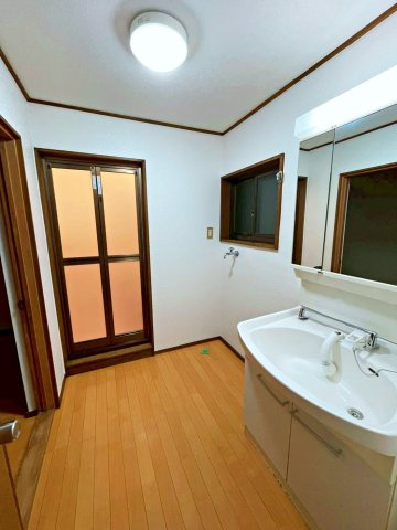 広さのある洗面室です。小窓付きで洗面所の換気も安心です！