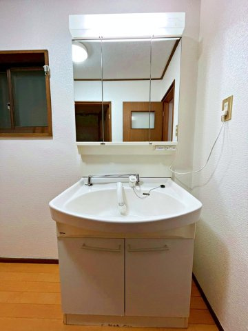 3面鏡付きの洗面化粧台です。