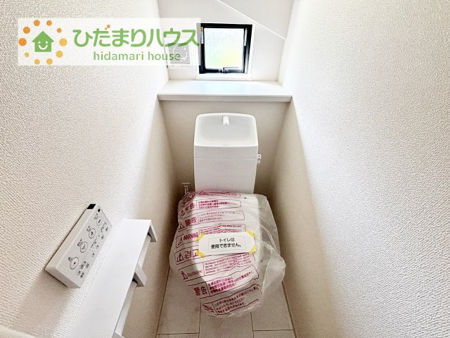 小窓が付いているので、トイレも明るい空間になっております♪