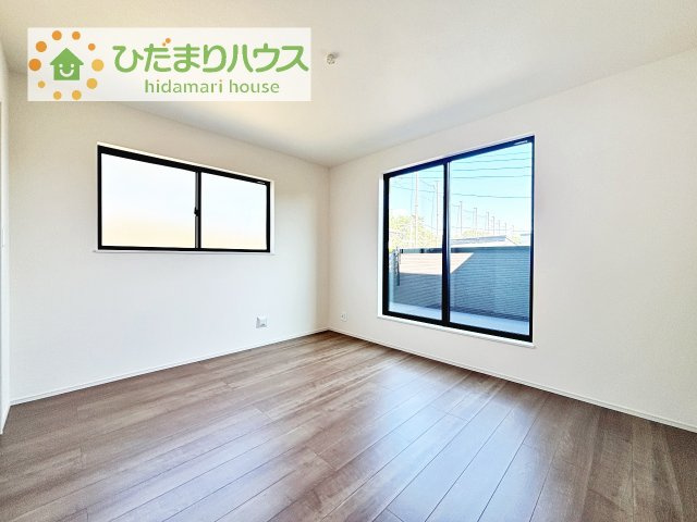 大きなベッドを置いても余裕の広さの主寝室♪