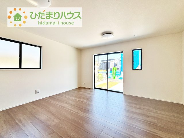 リビングの大きな窓からは、暖かな日の光が降り注ぎます・・・